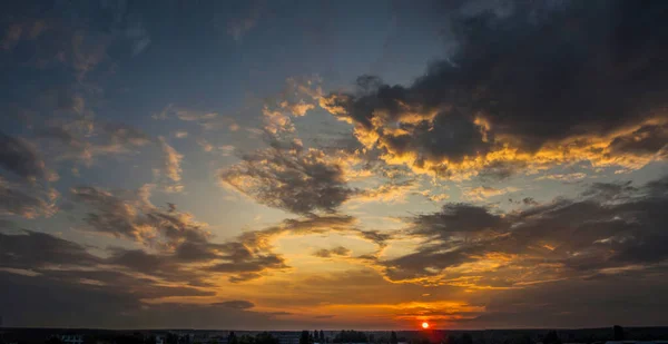 Багровые Облака Вечернем Небе — стоковое фото