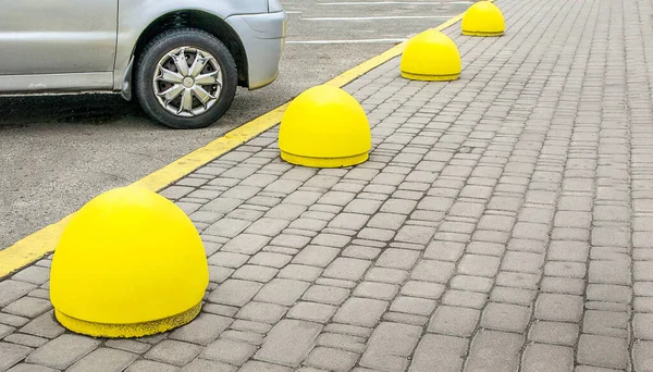 防止人行道停车的混凝土结构 — 图库照片
