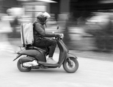 Görüntü, kuryeler mal teslimatı için emirleri yerine getirirler.