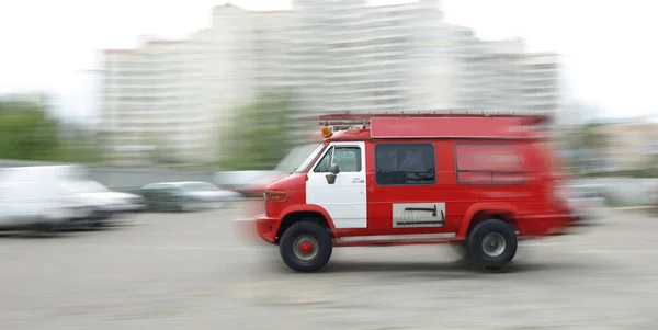 城市街道上的消防车模糊了 — 图库照片