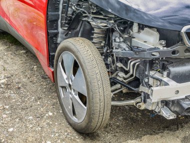 Kısmen parçalanmış araba, ön süspansiyon görünür.