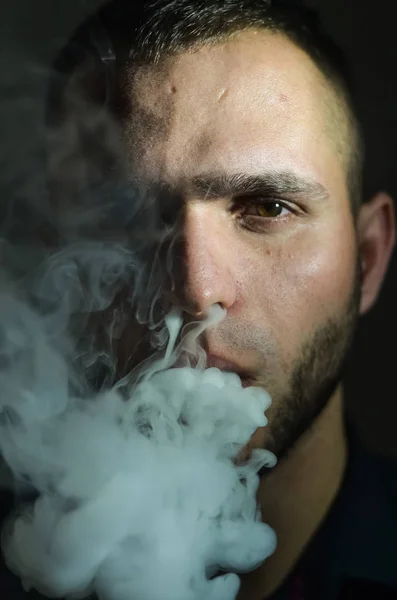 Vape Adolescentes Rapaz Bonito Fuma Cigarros Electrónicos Bar Dos Vampiros — Fotografia de Stock