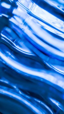 Açık ve koyu çizgili bulanık çizgili mavi arkaplan, boşanmalar ve dalgalar.