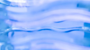 Açık ve koyu çizgili bulanık çizgili mavi arkaplan, boşanmalar ve dalgalar.