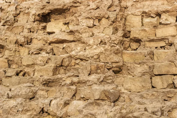 Parede de pedra de alvenaria velha parcialmente destruída — Fotografia de Stock