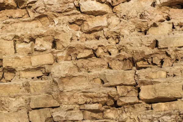 Stenen muur van gedeeltelijk verwoest oud metselwerk — Stockfoto