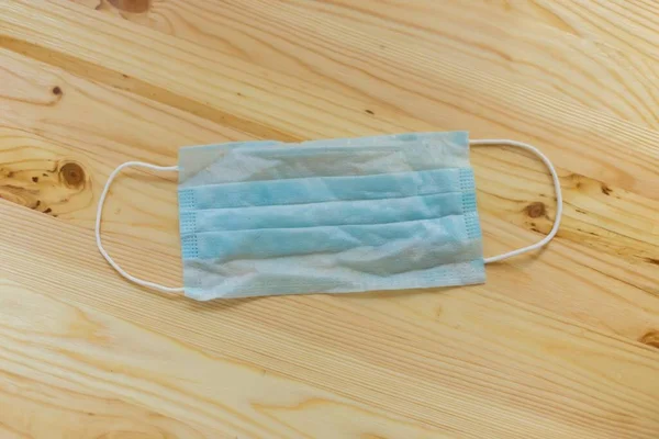 Masada bir tıbbi maske var.