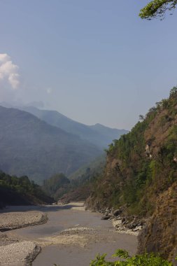Manaslu bölgesindeki Himalayalar 'daki nehir dağlarının yamaçları.