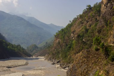 Manaslu bölgesindeki Himalayalar 'daki nehir dağlarının yamaçları.