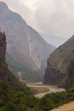 Himalayalar 'da bir dağ geçidinde akan nehrin görüntüsü. Nepal 'in Manaslu Bölgesi