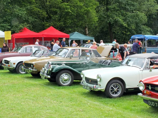 Pessoas olhando para carros no parque público em hebden ponte fim de semana vintage anual — Fotografia de Stock