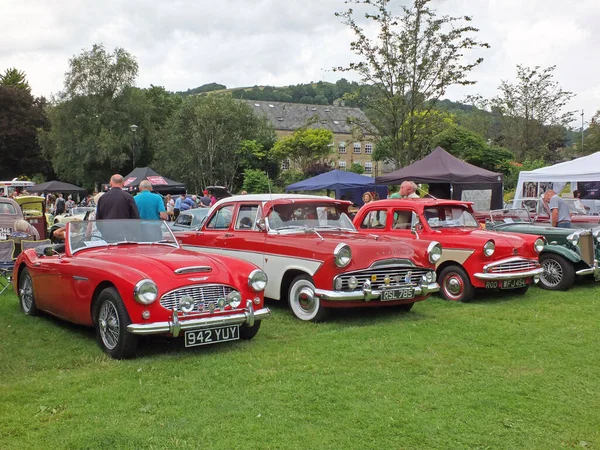 Pessoas olhando para carros no parque público em hebden ponte fim de semana vintage anual — Fotografia de Stock