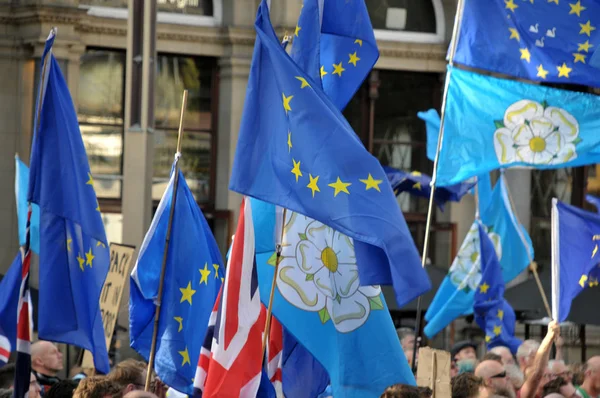 Πλήθος με σημαίες και πανό στα leeds για διαδήλωση κατά του brexit στην Ευρώπη — Φωτογραφία Αρχείου
