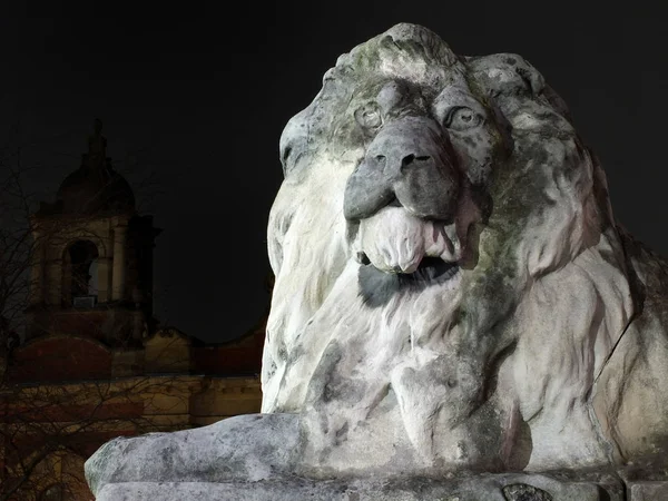 Λεπτομέρεια της γλυπτικής λιοντάρι έξω leeds δημαρχείο τη νύχτα — Φωτογραφία Αρχείου