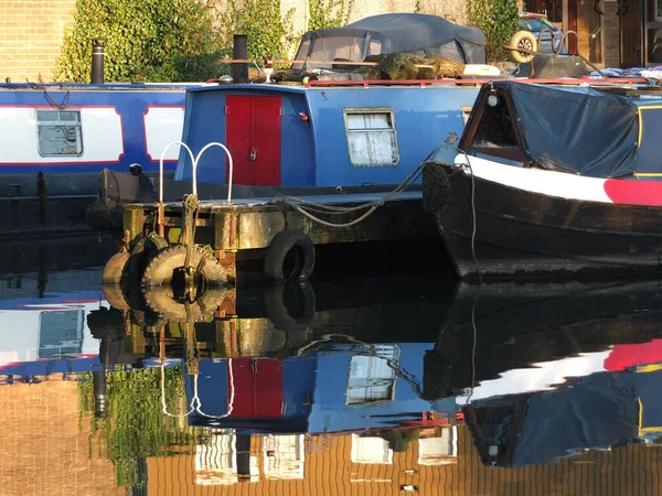 Old narrow boats and barges converted to houseboats moored in the marina at brighouse basin in west yorkshire — 图库照片