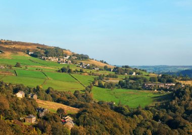 Batı Yorkshire Calder Vadisi 'ndeki Wadsworth köyü ve yamaçtaki tarlalar.