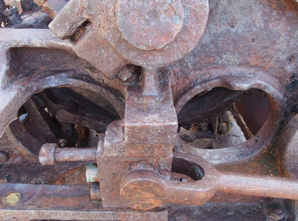 Perto de um eixo e varas em máquinas industriais abandonadas enferrujadas velhas — Fotografia de Stock