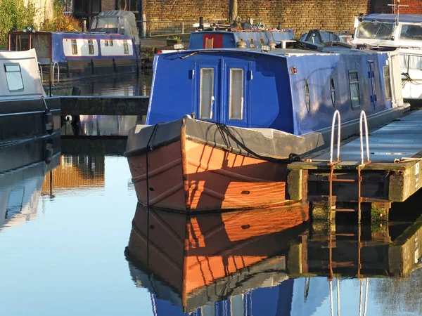 Old narrow boats converted to houseboats moored in the marina at brighouse basin in west yorkshire — 图库照片