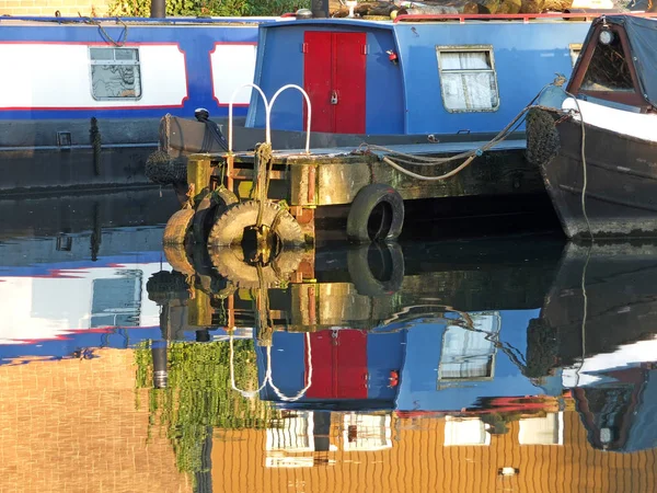 Old narrow boats and barges converted to houseboats moored in the marina at brighouse basin in west yorkshire — 图库照片