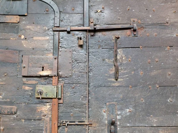 Puerta antigua puerta medieval de madera negra con cerraduras de hierro y pernos en la catedral de chester —  Fotos de Stock
