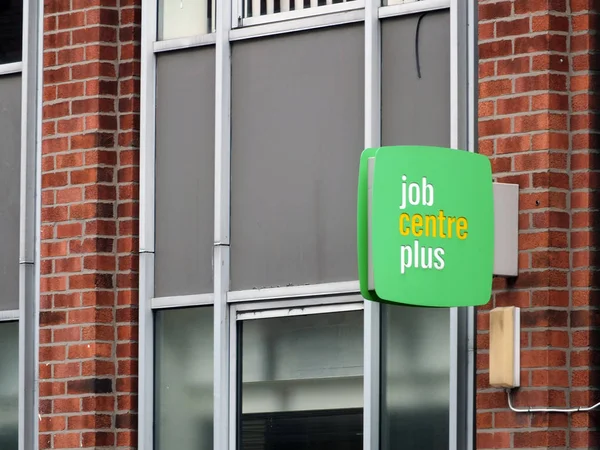 bir iş merkezi dışında bir işaret artı Leeds England Iş ve emeklilik için çalışma yaşı destek hizmeti için Ingiltere bölümü tarafından işletilen ve istihdam teşvik