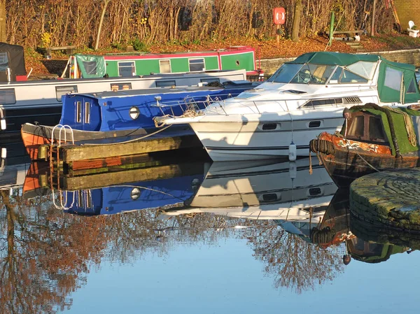 Old narrow boats converted to houseboats moored in the marina at brighouse basin in west yorkshire — 图库照片