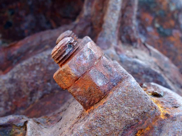 Gros plan des boulons filetés rouillés bruns et des écrous sur les vieilles machines corrodées — Photo