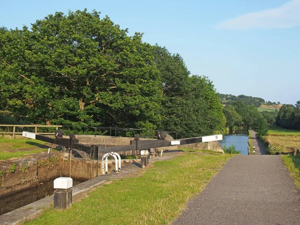 A canal and lock gates in west yorkshire scenery in the calder valley near luddenden — Stok fotoğraf