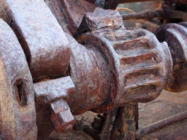 Engrenages et engrenages rouillés sur une vieille machine industrielle cassée — Photo