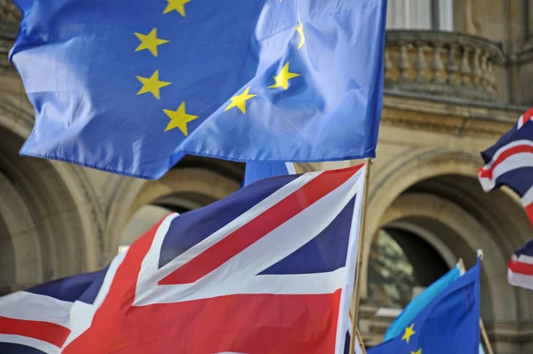 Βρετανικές και ευρωπαϊκές σημαίες στα leeds για διαδήλωση κατά του brexit στην Ευρώπη — Φωτογραφία Αρχείου