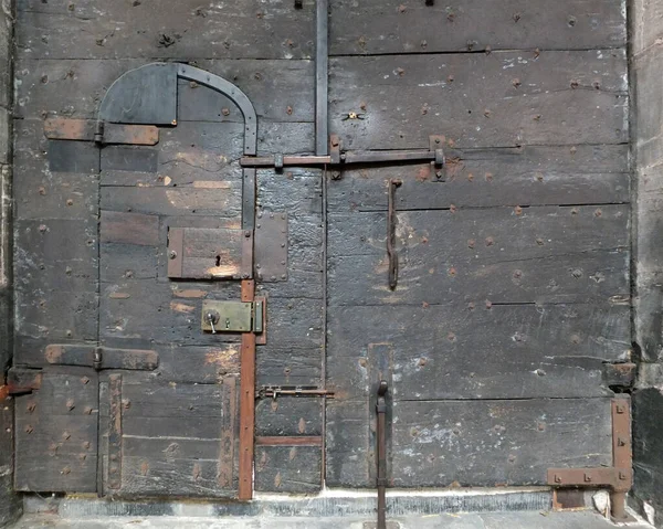 Dveře starověké černé dřevěné středověké dveře se železnými zámky a šrouby na chester katedrály — Stock fotografie