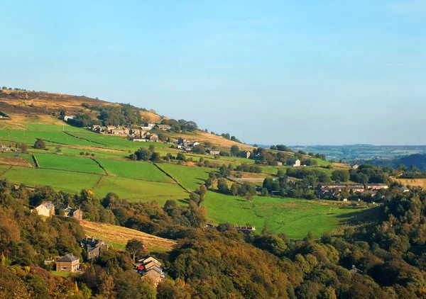 A aldeia de wadsworth e os campos de encosta circundantes no vale calder oeste de yorkshire — Fotografia de Stock