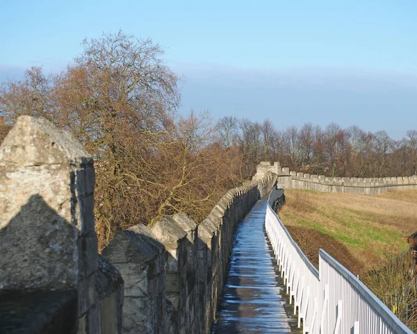 Uma vista ao longo da passarela pedonal nas muralhas históricas da cidade medieval de york — Fotografia de Stock