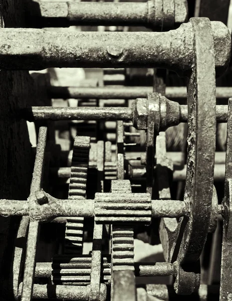 Een monochrome close-up van complexe tandwielen en tandwielen op oude roestvaststalen machines — Stockfoto
