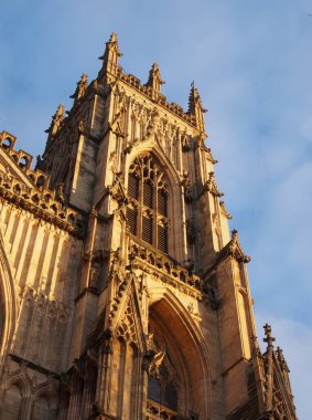 New York Minster 'ın önündeki gökyüzünün mavi bulutlu ışığına bakan kulelerden birinin yan görüntüsü