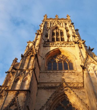 New York Minster 'ın önündeki gökyüzünün mavi bulutlu ışığına bakan kulelerden birinin yan görüntüsü