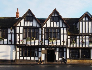 York, Kuzey Yorkshire, Birleşik Krallık - 22 Ocak 2020: York 'taki Siyah Kuğu Barı 14. yüzyıla kadar uzanan ve 16. yüzyılın sonlarından beri bar olarak kullanılan tarihi yarı ahşap bir bina.