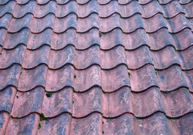 Geleneksel eski terracotta eğimli üst üste binen külotlu çatı fayanslarının tam çerçeve resmi