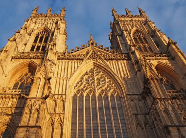 New York Bakanının girişindeki kulelerin önünde mavi bulutlu gökyüzüne karşı güneş ışığı altında.