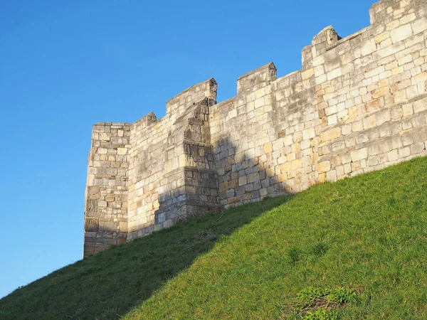 View Ancient Medieval City Walls York Grass Covered Embankment Blue — 图库照片