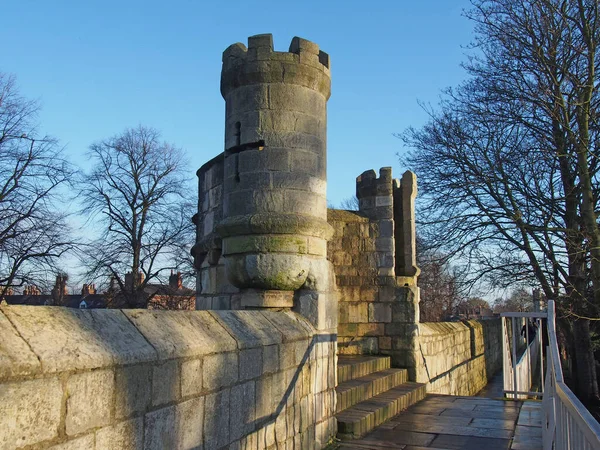 在纽约历史上中世纪城墙上的人行横道上 可以看到定期出现在城墙上的一座小型防御塔 — 图库照片