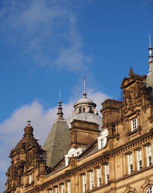 Leeds şehir pazarının çatısındaki süslü taş kuleler ve kubbeler Batı Yorkshire 'da tarihi bir bina.