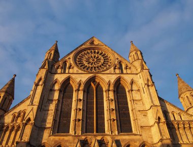 New York Bakanının mavi bulutlu gökyüzüne karşı gün ışığında bir kenar görüntüsü