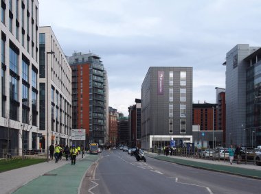 Leeds, Batı Yorkshire, Birleşik Krallık - 4 Mart 2020: Leeds 'teki Wellington Yolu' nda şehir merkezinin hemen dışındaki ofis ve otel binaları ile yayalar ve trafik