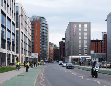 Leeds, Batı Yorkshire, Birleşik Krallık - 4 Mart 2020: Leeds 'teki Wellington Yolu' nda şehir merkezinin hemen dışındaki ofis ve otel binaları ile yayalar ve trafik