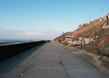 Blackpool 'da, kayalıklar olarak bilinen peyzaj alanının yakınındaki yaya geçidi boyunca.