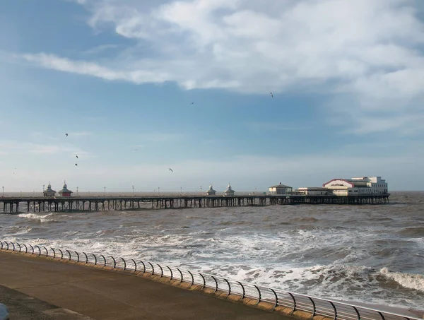 Widok Południowego Molo Blackpool Morzem Przed Promenadą Mewy Latające Błękitnym — Zdjęcie stockowe
