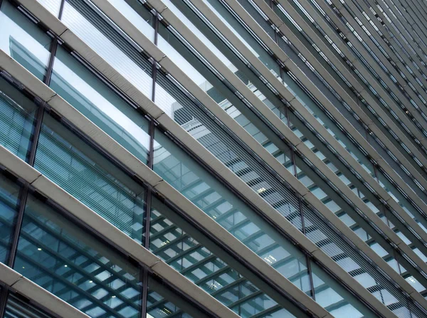 Przekątna Perspektywa Fasady Nowoczesnego Szklanego Budynku Handlowego Ramami Stalowymi Niebem — Zdjęcie stockowe