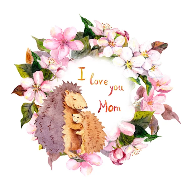 Hérisson étreignant son bébé dans une couronne florale. Carte pour la fête des mères avec texto Je t'aime maman. Aquarelle — Photo