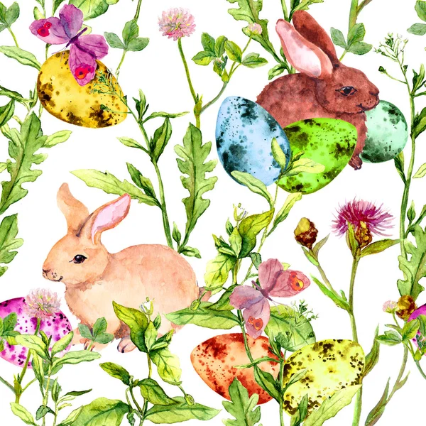 Conejo de Pascua, huevos de colores en hierba y flores con mariposas. Patrón de Pascua floral sin costuras con la búsqueda de huevos. Acuarela — Foto de Stock